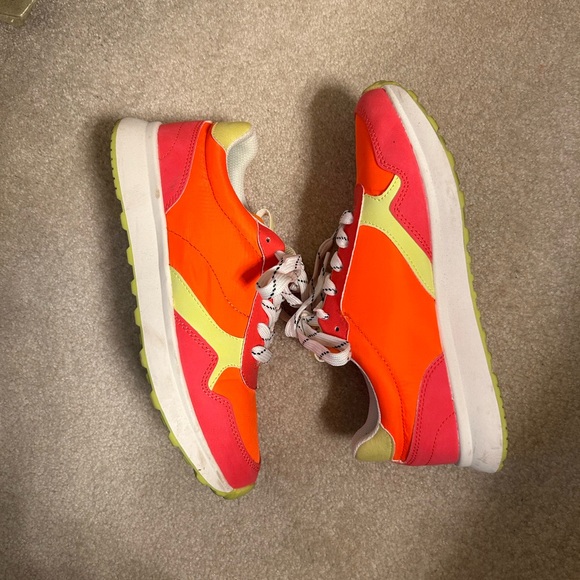 Serra Sneakers, size 9, EUC - Picture 4 of 4